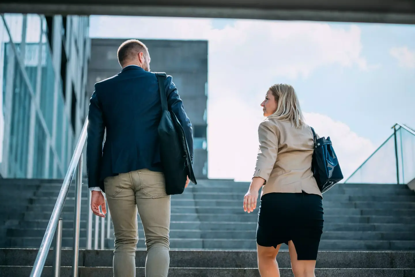 En leder og en medarbeider i en trapp