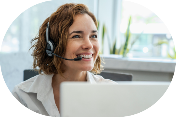 Dame med headset og mikrofon på kontor