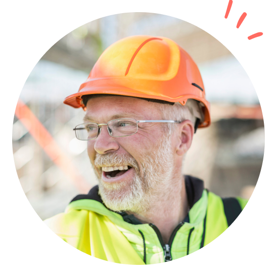 Veldig glad mann med vernehjelm