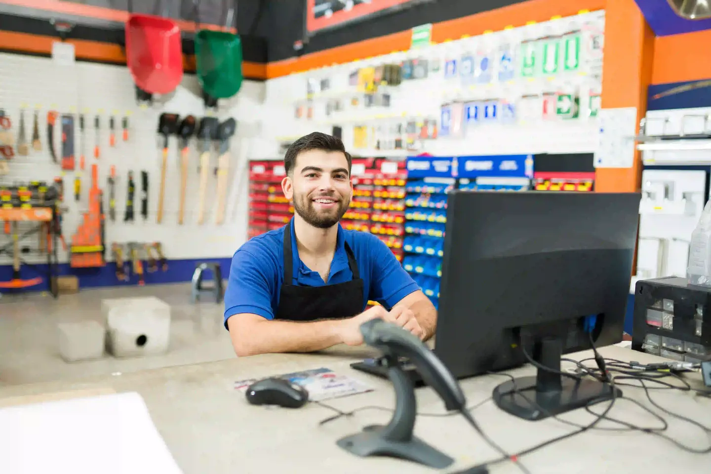 Ansatt i varehus bak disken.