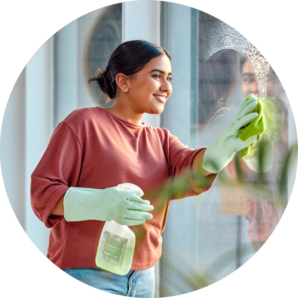 Kvinne som vasker vinduene