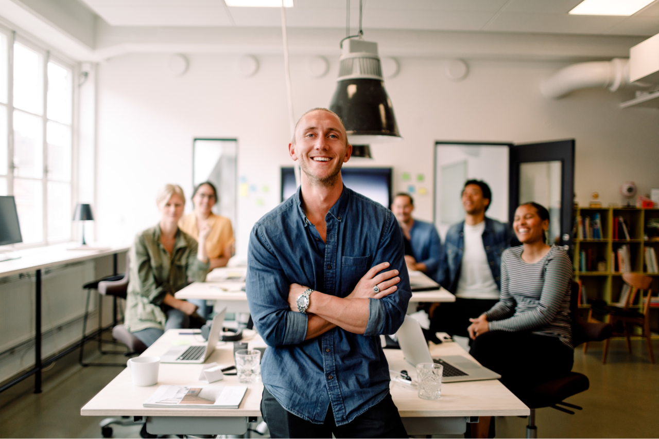 En fornøyd mann som står i undervisningsrom